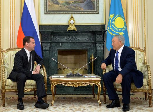Мания величия. Медведев обул к Назарбаеву туфли на высокой платформе: фотофакт