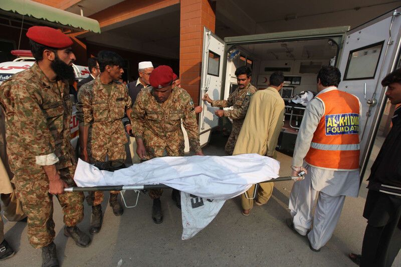 В Пакистане террористы убили 125 детей: фоторепортаж