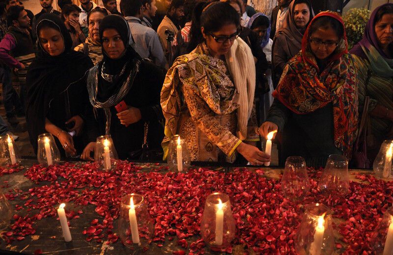 В Пакистане террористы убили 125 детей: фоторепортаж