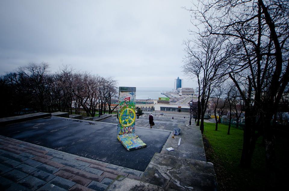 Из Одессы в Крым вплавь отправили "кусок" Берлинской стены: фото инсталляции