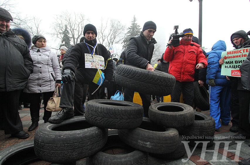 Под стенами Рады начался "Финансовый Майдан": люди принесли шины и настроены решительно