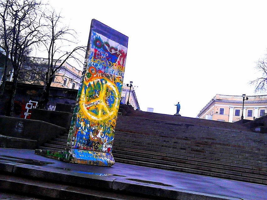 Из Одессы в Крым вплавь отправили "кусок" Берлинской стены: фото инсталляции