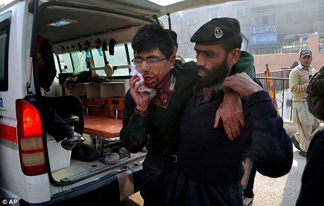 В Пакистане талибы устроили кровавую бойню в школе, убиты более 80 детей