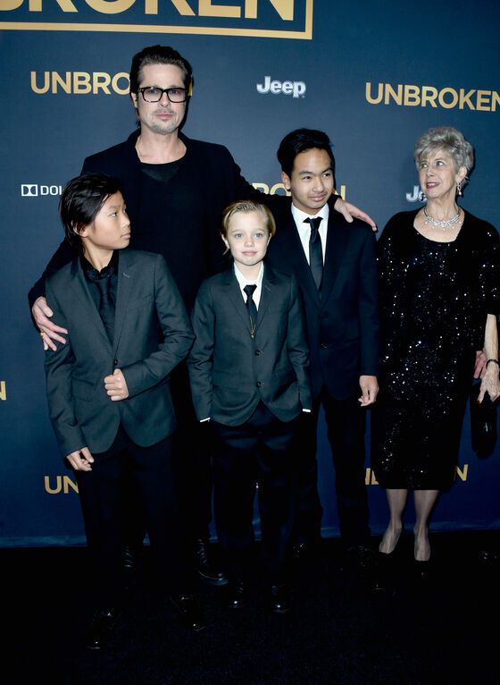 Брэд Питт с детьми заменил больную жену на премьере ее фильма