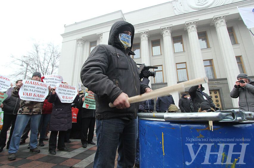 Под стенами Рады начался "Финансовый Майдан": люди принесли шины и настроены решительно