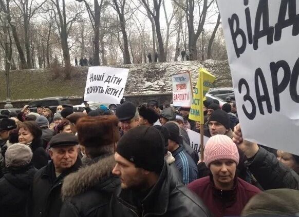 Транспортники вийшли на мітинг під Кабмін: вимагають виплатити зарплату