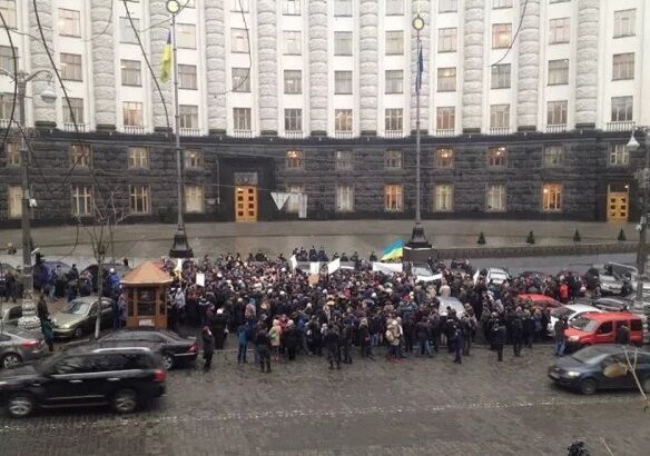 Транспортники вийшли на мітинг під Кабмін: вимагають виплатити зарплату