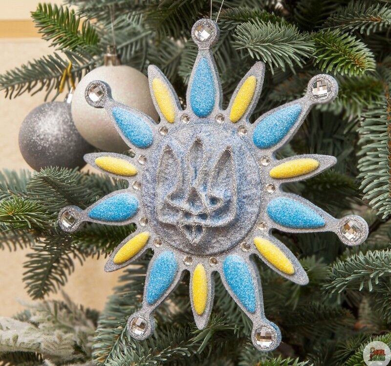 В Киеве продают новогодние украшения с гербом Украины