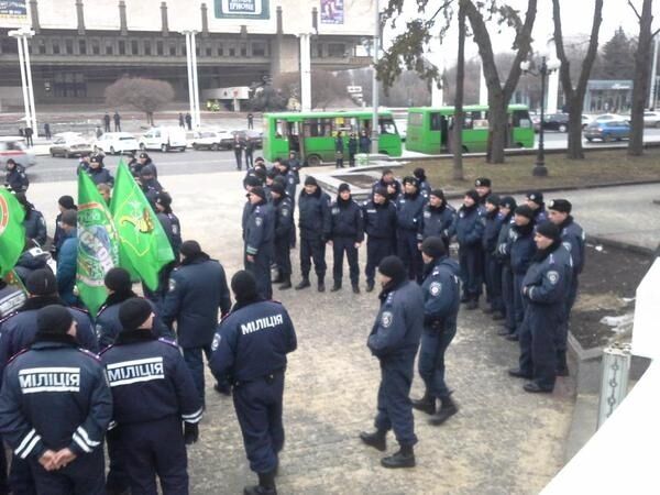 В Харькове милиция задержала людей с георгиевскими лентами за попытку провести запрещенный митинг