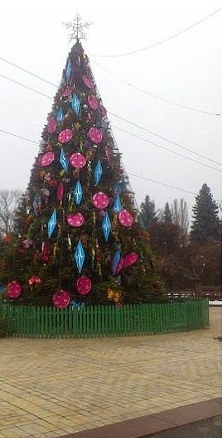 В Киеве украсили еще одну районную елку: опубликованы фото