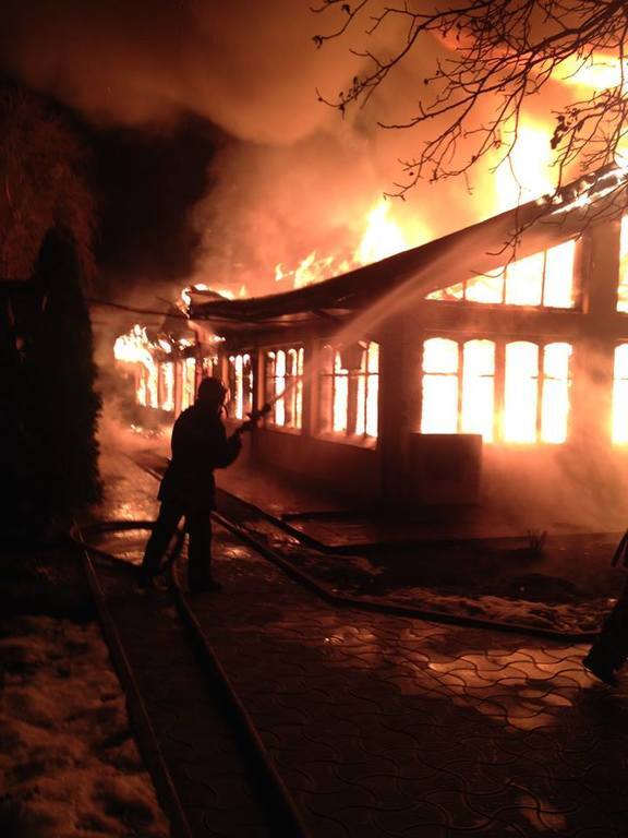 В Киеве сгорел ресторан: неизвестные напали на охранника и устроили поджог