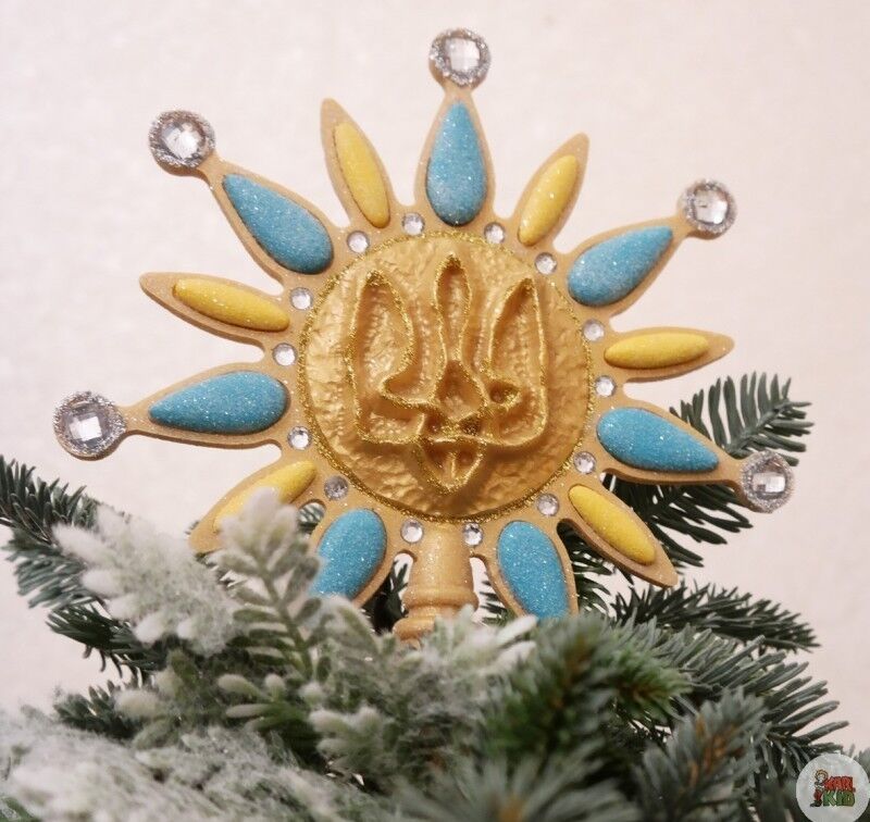В Киеве продают новогодние украшения с гербом Украины