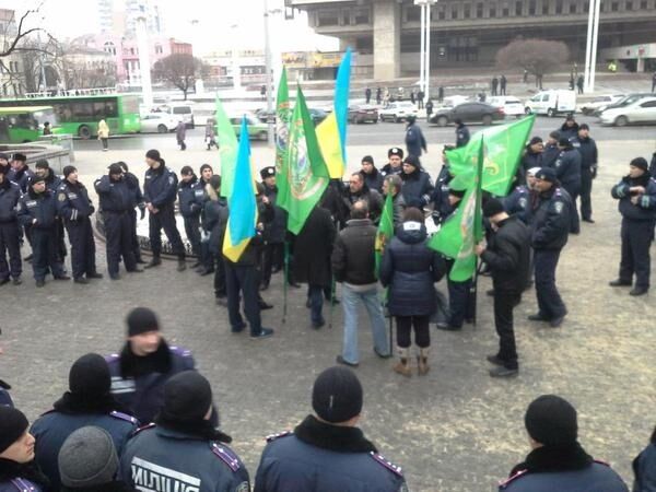 В Харькове милиция задержала людей с георгиевскими лентами за попытку провести запрещенный митинг