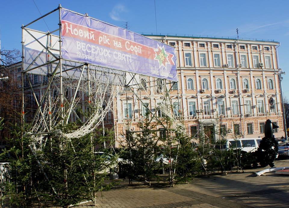 В Киеве откроют десять районных новогодних елок