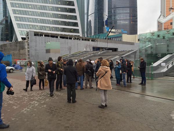 Московская полиция упаковала около 20 молчаливых протестующих перед началом пресс-конференции Путина