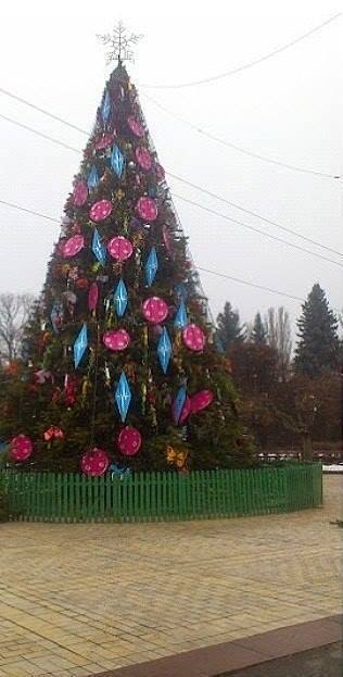 В Киеве откроют десять районных новогодних елок