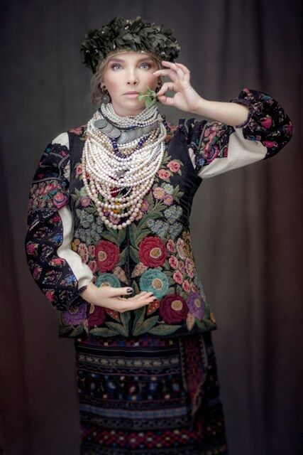 Ефросинина, Фреймут, Ребрик и другие звезды примерили традиционные украинские костюмы в проекте "Щирі"