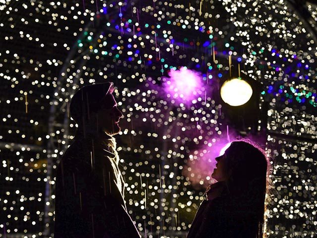 Сотни влюбленных зажгли рождественские огни Лондона поцелуями: удивительные фото