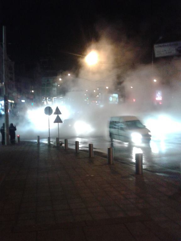Дорогу в центре Киева ночью залило кипятком и накрыло густым паром: фотофакт