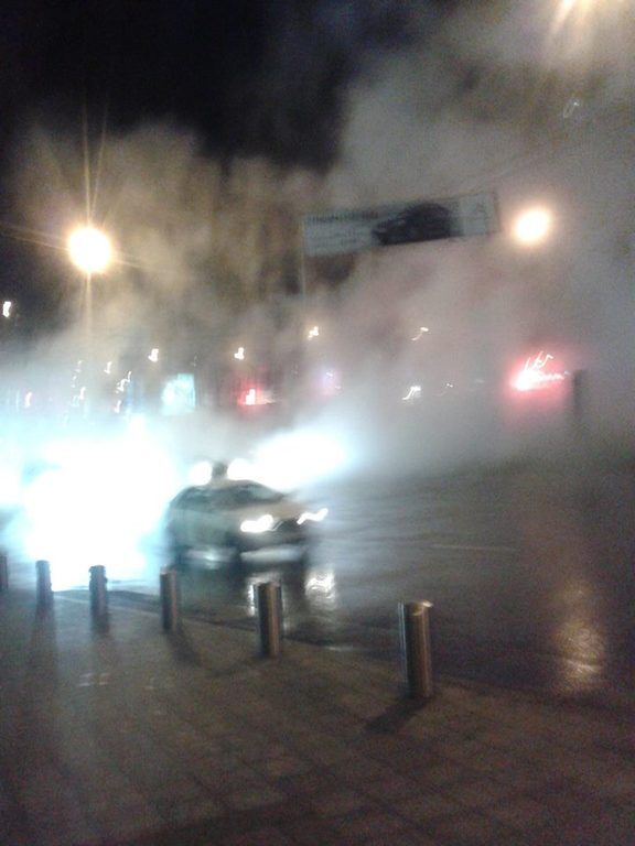 Дорогу в центрі Києва вночі накрило густим паром: фотофакт