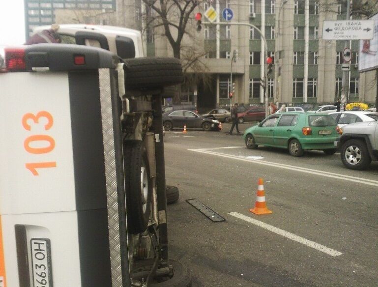 У Києві іномарка врізалася в швидку: автомобіль перекинувся