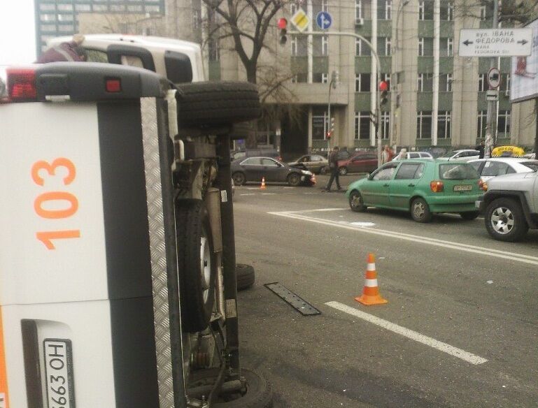 В Киеве иномарка врезалась в скорую: автомобиль перевернулся