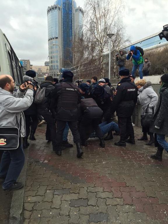 Московская полиция упаковала около 20 молчаливых протестующих перед началом пресс-конференции Путина