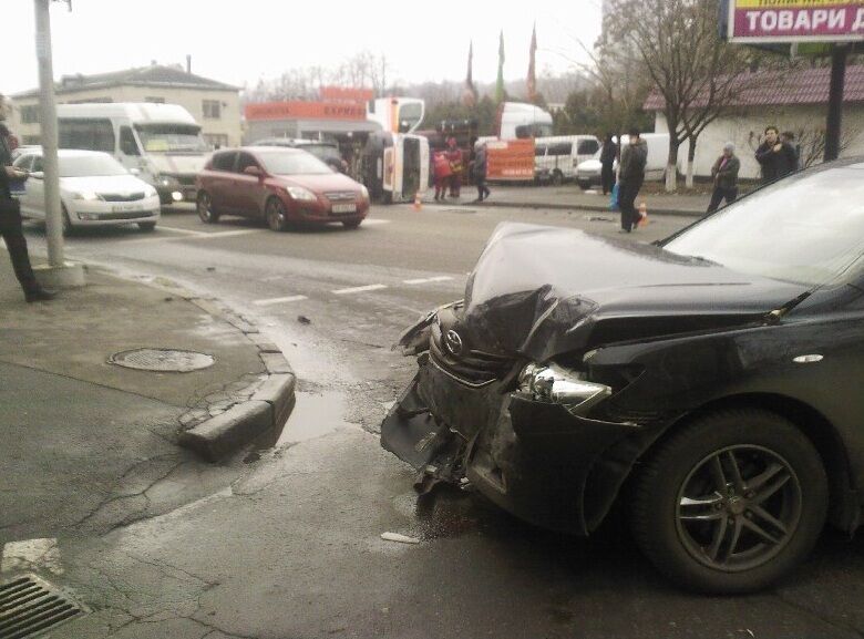 В Киеве иномарка врезалась в скорую: автомобиль перевернулся
