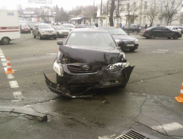 У Києві іномарка врізалася в швидку: автомобіль перекинувся