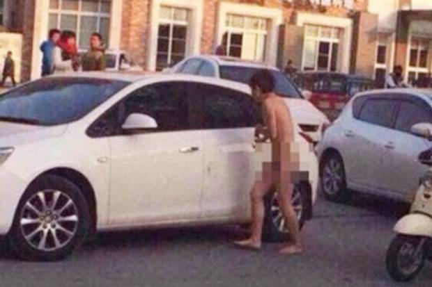 Мешканка Гонконгу залишила чоловіка-зрадника голим на парковці