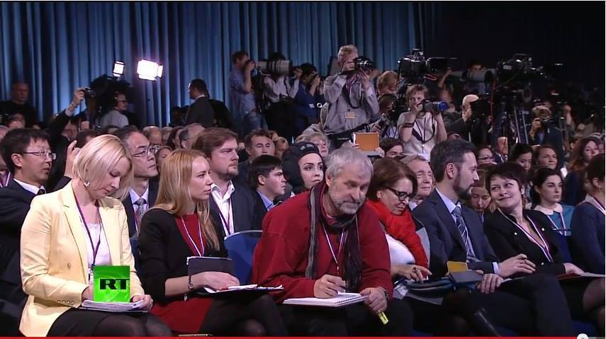Челябінська журналістка прийшла на прес-конференцію Путіна в танковому шоломі: опубліковано фото