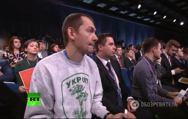 Український журналіст прийшов на прес-конференцію Путіна у футболці з написом "Укроп"
