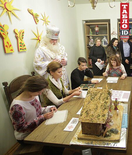 Жена и дети Порошенко вышили обереги для украинских военных