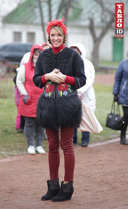 Жена и дети Порошенко вышили обереги для украинских военных