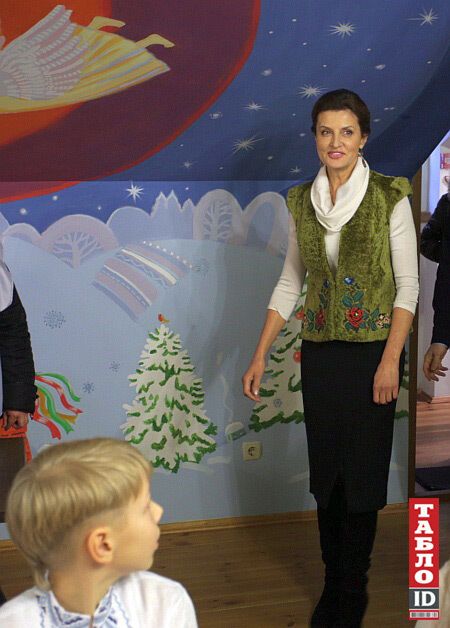 Жена и дети Порошенко вышили обереги для украинских военных