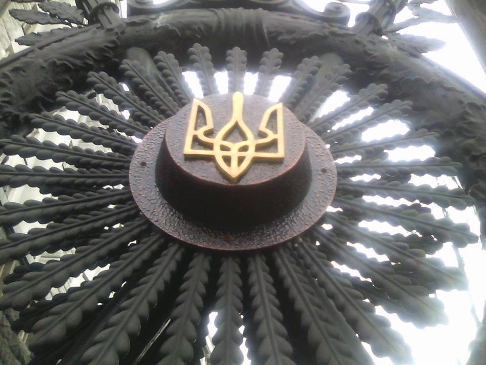 На воротах Кабмина серп и молот заменили на тризубы: опубликованы фото