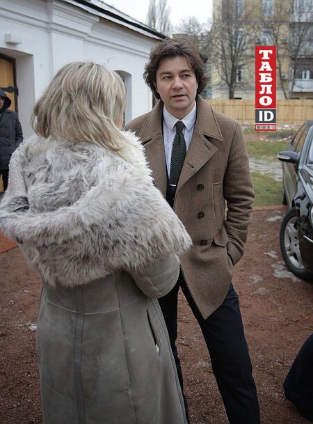 Жена и дети Порошенко вышили обереги для украинских военных