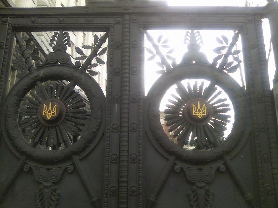 На воротах Кабмина серп и молот заменили на тризубы: опубликованы фото