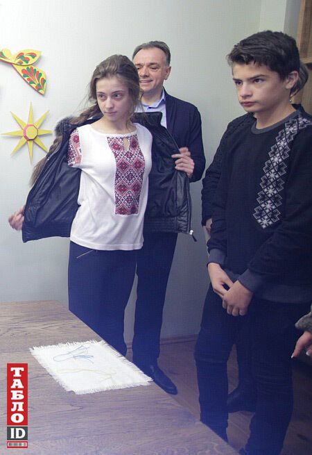 Жена и дети Порошенко вышили обереги для украинских военных