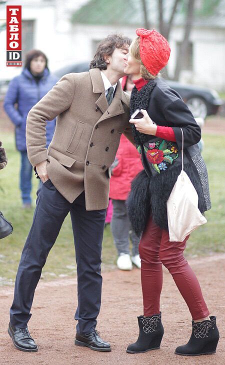 Жена и дети Порошенко вышили обереги для украинских военных