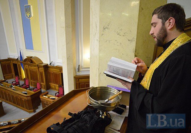 Священник в Раде окропил святой водой места, где раньше сидели депутаты от КПУ: опубликованы фото