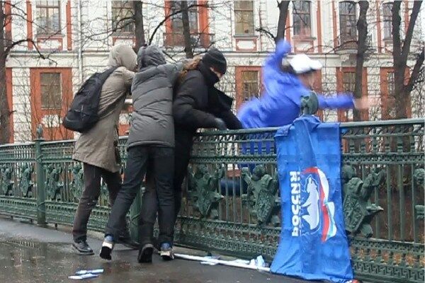 У Петербурзі скинули в річку агітатора кремлівської "Єдиної Росії": опубліковано фото