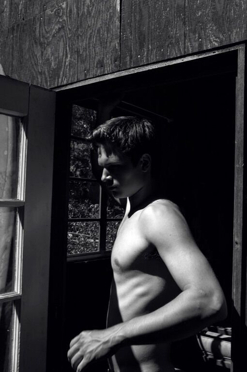 Звезда "Дивергента" топлесс для журнала Hero