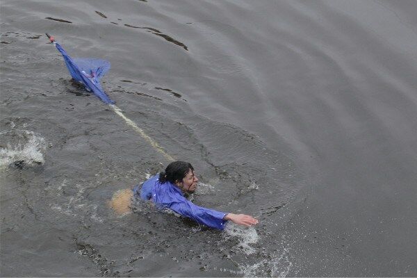 В Петербурге сбросили в реку агитатора кремлевской "Единой России": опубликовано фото