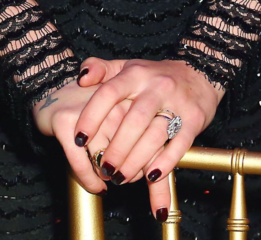 Скарлетт Йоханссон официально подтвердила, что вышла замуж