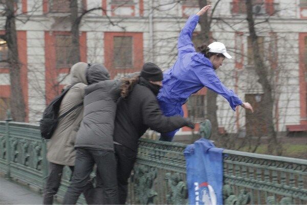 У Петербурзі скинули в річку агітатора кремлівської "Єдиної Росії": опубліковано фото