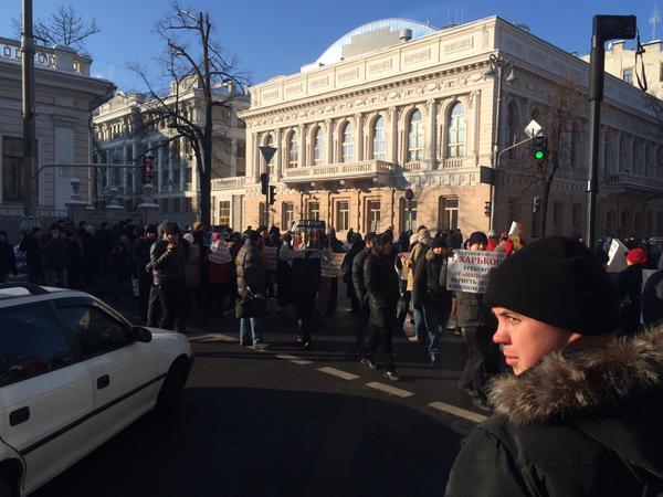 Під Радою знову мітинги: активісти перекрили вулицю Грушевського