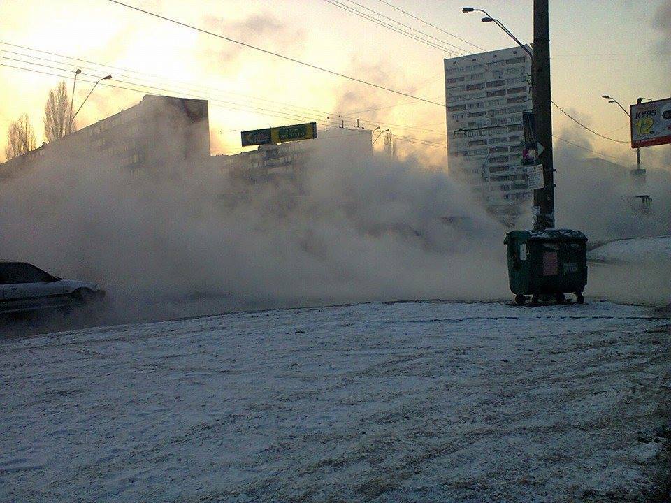 В Киеве произошел прорыв теплотрассы: проспект накрыло "туманом"