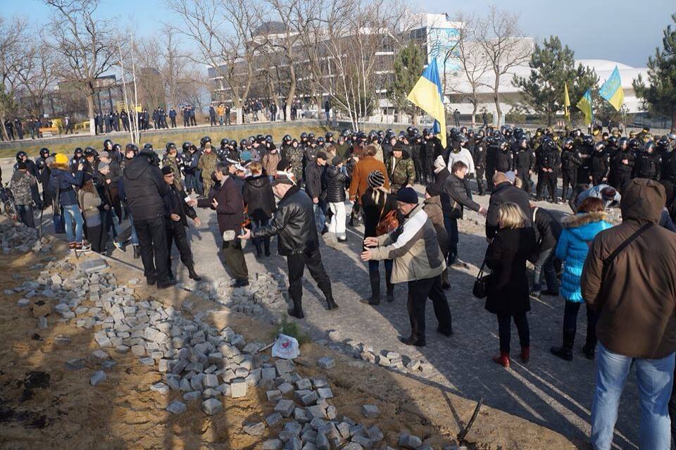 "Правый сектор" и "Самооборона Одессы" разобрали по камешку незаконную парковку: фотофакт