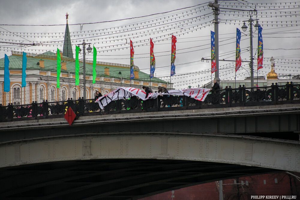 В Москве задержали активистов, пытавшихся вывесить баннер напротив Кремля